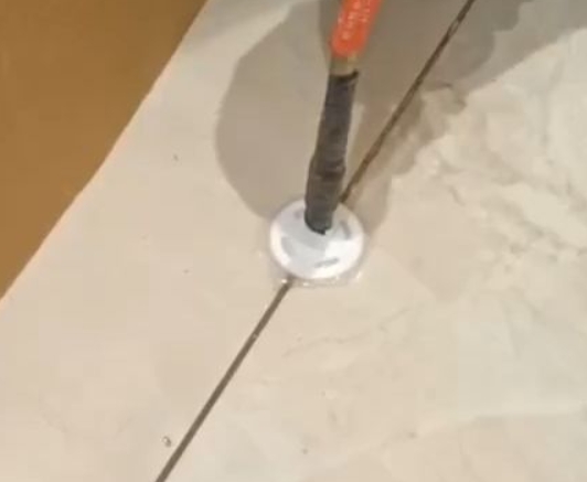 五莲瓷砖空鼓维修公司专业解答瓷砖在铺贴过程中，如果没有涂抹均匀到位的粘结材料（如水泥砂浆或瓷砖胶），可能会导致以下问题